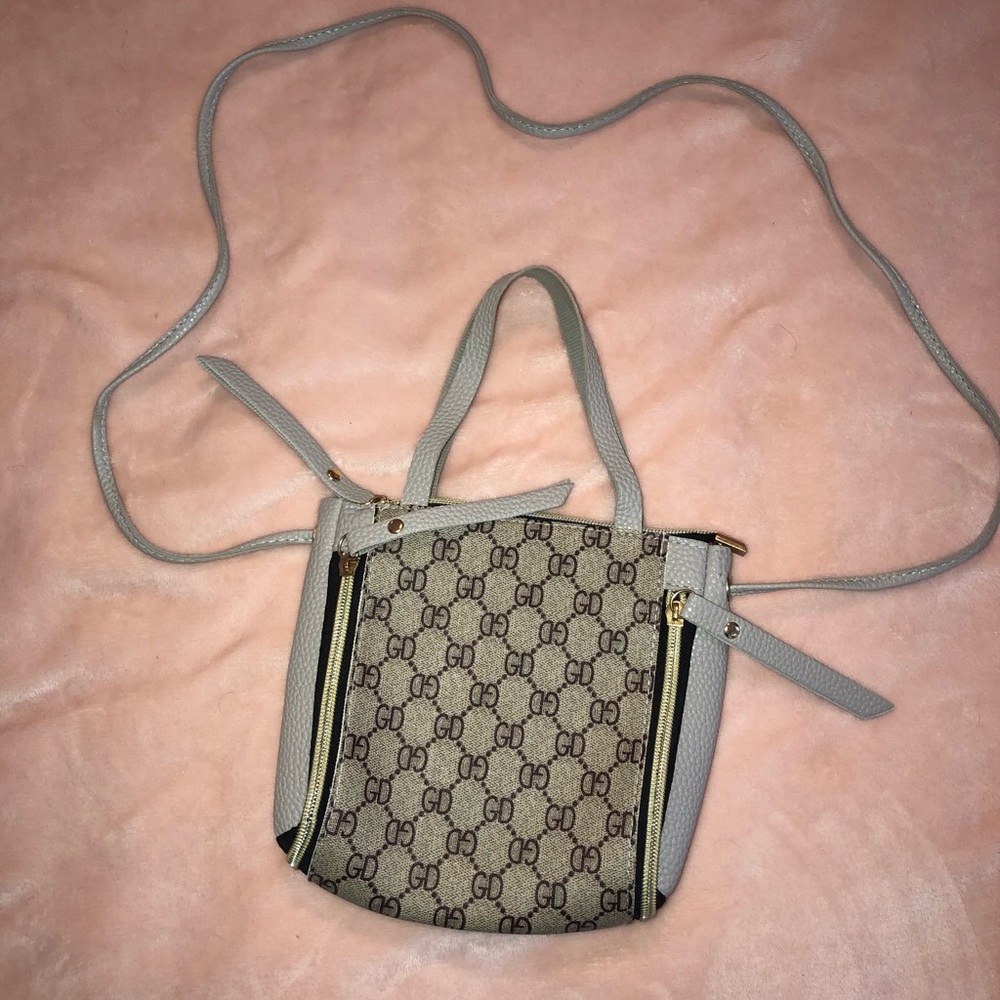 Small cross over bag